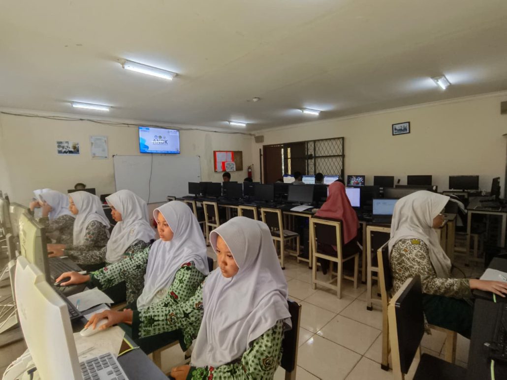 Santri MTs Sahid mengikuti ANBK hari kedua: numerasi dan survei lingkungan belajar